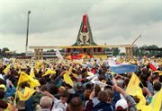 Przy takim ołtarzu papież odprawił mszę świętą w Bydgoszczy. 7.06.1999 