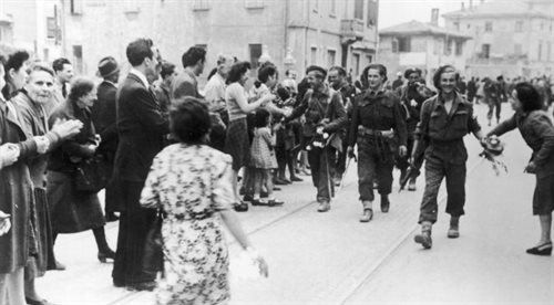 Żołnierze 5. Kresowej Dywizji Piechoty witani przez ludność Bolonii, 21.04.1945