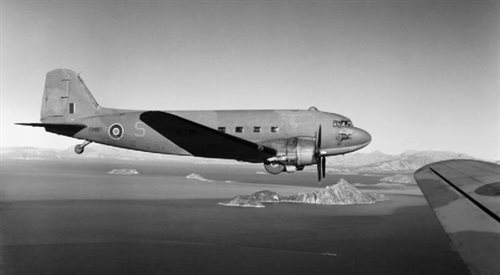 Dakota należąca do 267 Dywizjonu RAF, przy jej pomocy przeprowadzono akcję Most III. foto: wikipediaImperial War Museumsdomena publiczna