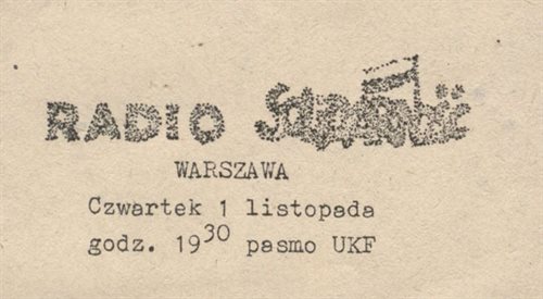 Ulotka informująca o dacie i godzinie emisji audycji Radia Solidarność wykonana w drukarni TKOS (1984). Wikimedia Commons.