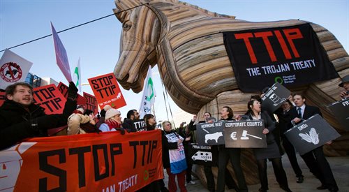 TTIP często przedstawiane jest przez przeciwników w postaci konia trojańskiego. Na zdj. demonstracja przeciw porozumieniu w Brukseli w lutym 2015 r.