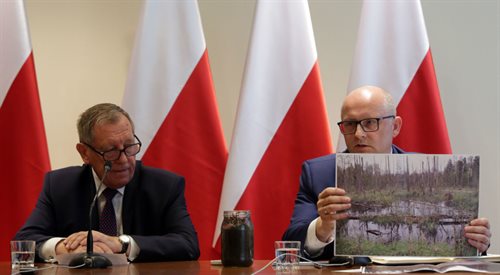 Minister środowiska Jan Szyszko (L) oraz wiceminister środowiska Andrzej Konieczny (P) podczas konferencji prasowej w sprawie wycinki w Puszczy Białowieskiej.