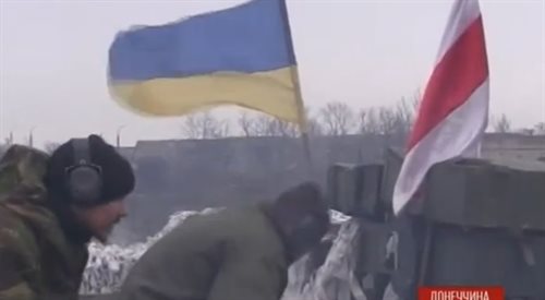 Biało-czerwono-biała flaga obok ukraińskiej na froncie na wschodniej Ukrainie