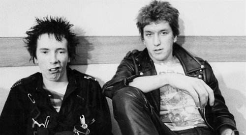 Wokalista Johnny Rotten (John Lydon) i gitarzysta Steve Jones z grupy Sex Pistols. Zespół uchodzi za inicjatora ruchu punk w Wielkiej Brytanii, a w następstwie rozwoju muzyki alternatywnej