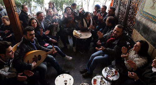 Syryjczycy śpiewają w jednej z damasceńskich kawiarni