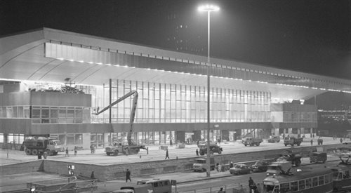 Budynek Dworca Centralnego w Warszawie został oficjalnie przekazany do użytku 5.12.1975 roku.