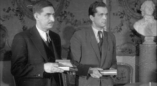 Prof. Karol Estreicher (od lewej) oraz mgr Bohdan Urbanowicz (po prawej) zostali udekorowani orderami Polonia Restituta za działalność rewindykacyjną dotyczącą zrabowanych dzieł sztuki w okresie II Wojny Światowej. Warszawa, Belweder, luty 1947
