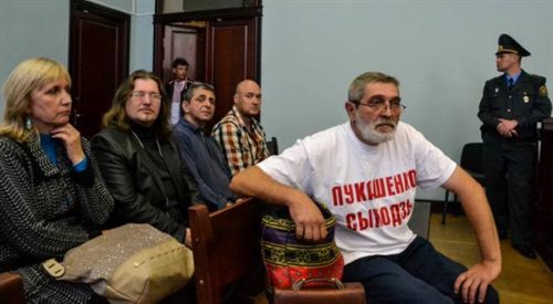 Jurij Rubcow w sądzie na jednym z procesów. W drugim rzędzie m.in. białoruscy działacze i obrońcy praw człowieka