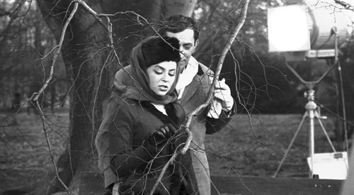 W Lalku usłyszymy m.in. Gustawa Holoubka i Kalinę Jędrusik (zdj. z filmu Spóźnieni pasażerowie, 1962 r.)