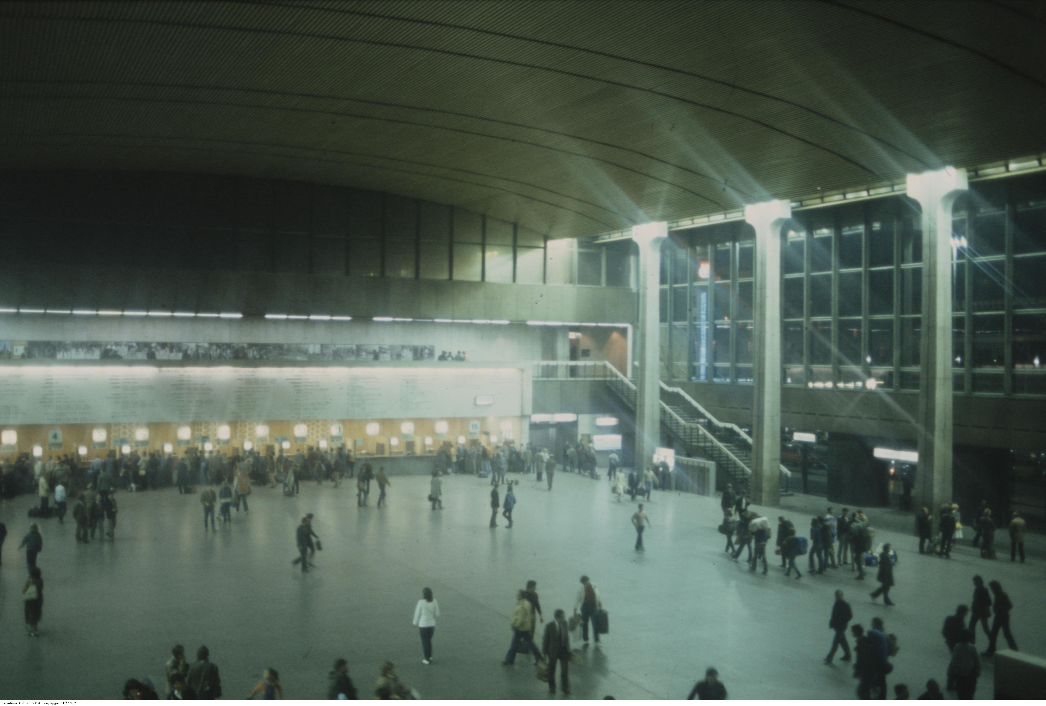 Hala Dworca Centralnego - widok z antresoli w kierunku okienek kasowych, koniec lat 70. Foto: Narodowe Archiwum Cyfrowe