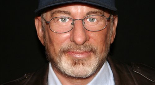 Steven Spielberg jest chyba jedynym reżyserem, który raz wywołuje zachwyt recenzentów (np. świetnym Monachium), a raz spotyka się z miażdżącą krytyką (jak to miało miejsce po superprodukcji Czas wojny)