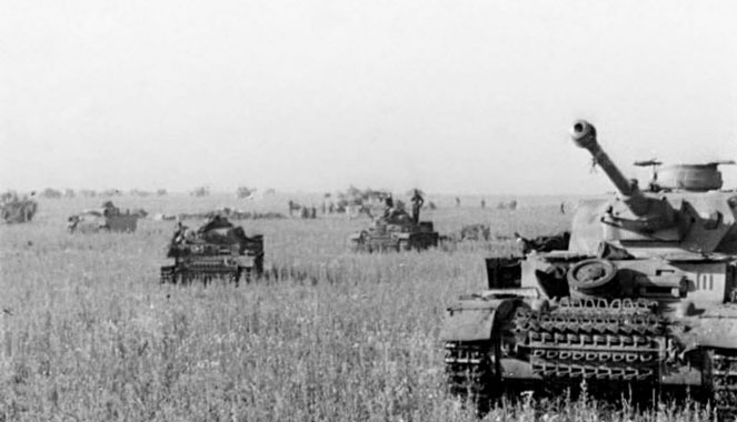 Duża formacja niemieckich czołgów w rejonie Biełgorodu zmierzająca w kierunku linii frontu na początku operacji „Cytadela”. Wikimedia Commons/dp. Źr.: Bundesarchiv