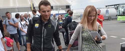 Kolarz grupy Tinkoff-Saxo Rafał Majka z żoną Magdą na podkrakowskim lotnisku Balice, po powrocie do kraju z wyścigu Vuelta a Espana