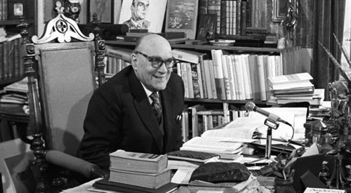 Jarosław Iwaszkiewicz w swoim gabinecie na Stawisku, 1974.
