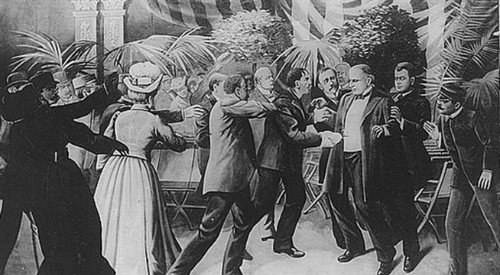 Zamach na prezydenta McKinleya  Leon Czolgosz strzela do prezydenta McKinleya z ukrytego rewolweru, podczas Pan-American Exposition.