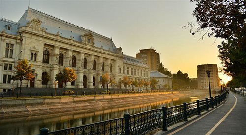 Zachód słońca nad Pałacem Sprawiedliwości w Bukareszcie