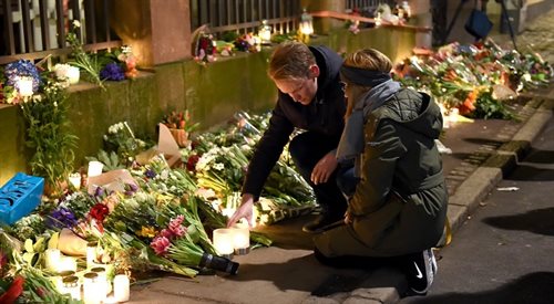 Mieszkańcy Kopenhagi przed synagogą oddają hołd ofiarom zamachu terrorystycznego. Pierwsze tego typu zdarzenie od ponad 20 lat wstrząsnęło Danią