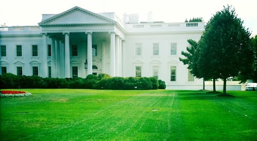 Biały Dom nie zawsze nosił taką nazwę. Choć został oddany do użytku w 1800 roku, dopiero sto lat później prezydent Theodor Roosevelt nazwał go White House.