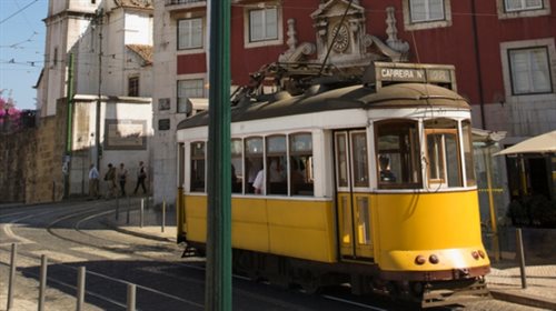 Żółty tramwaje - jeden z najbardziej charakterystycznych elementów Lizbony