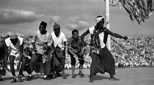 V Światowy Festiwal Młodzieży i Studentów. Nz. taniec dożynkowy młodzieży z Afryki (2.08.1955 r.). foto: PAPCAFJerzy Baranowski