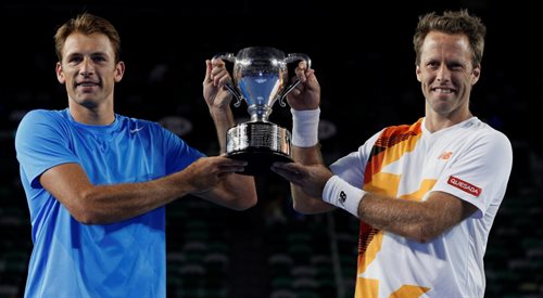 25 stycznia 2014 -  Szwed Robert Lindstedt i Łukasz Kubot (z lewej) z trofeum po wygranej w finale Australian Open