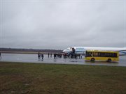 W jednym samolocie przybyli członkowie rodzin i bliscy obu ofiar tragedii, w drugim asysta wojskowa i chór Wojska Polskiego