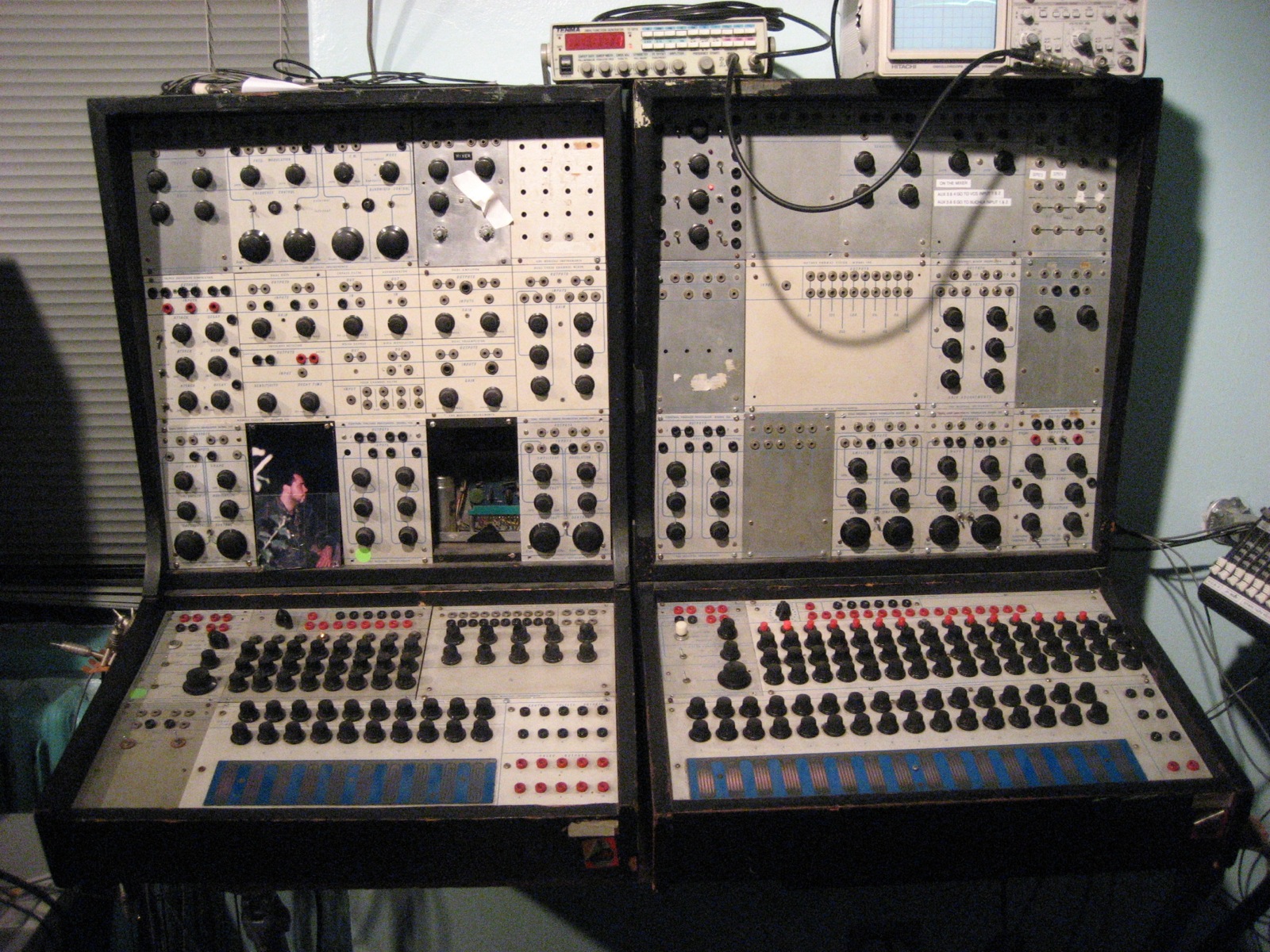 Buchla 100 series (By Bennett - originally posted to Flickr as NYU's Buchla 100 series, CC BY-SA 2.0, https://commons.wikimedia.org/w/index.php?curid=9039000)