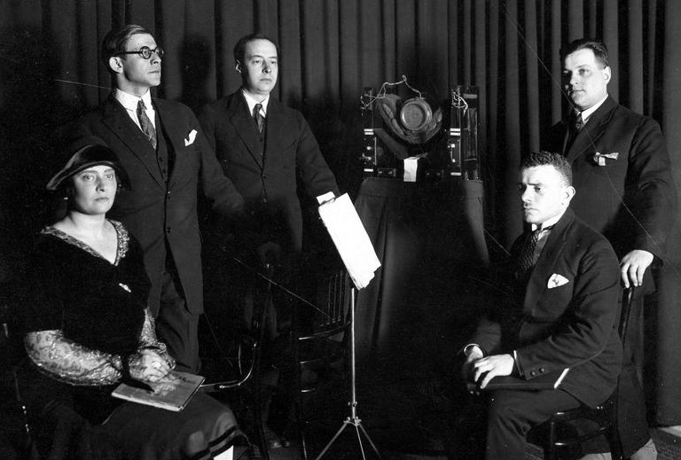 W studiu Polskiego Towarzystwa Radiotechnicznego - uroczystość z okazji setnej audycji (marzec 1926), źr. Narodowe Archiwum Cyfrowe, Wikipedia/dp