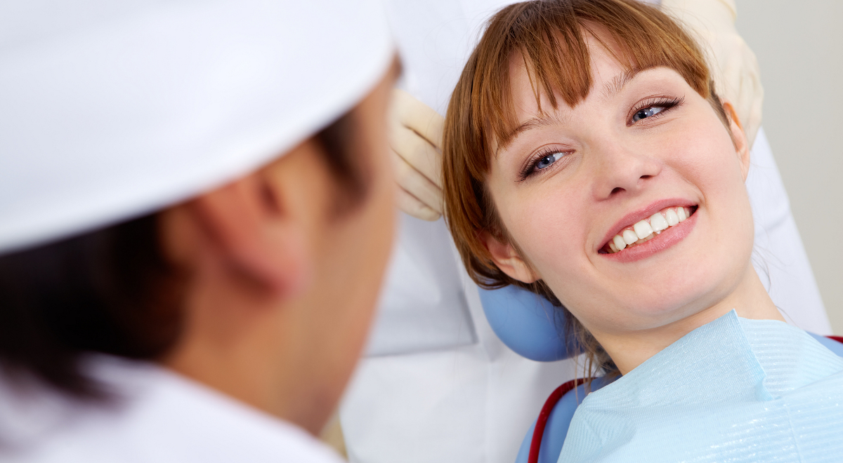 Regularne zabiegi pielęgnacyjne mogą sprawić, że wizyty u dentysty przestaną napawać nas lękiem
