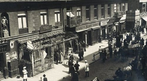 19 maja 1905 r., Ulica Miodowa w Warszawie tuż po wybuchu bomby rzuconej przez bojowca PPS Tadeusza Dzierzbickiego. Do udziału w zamachu Dzierzbickiego skłoniła chęć pomszczenia śmierci brata. Był inżynierem, sam skonstruował bombę. Zginął w trakcie zamachu.