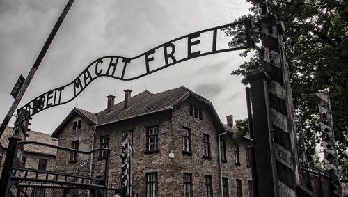 Brama wjazdowa do byłego niemieckiego obozu koncentracyjnego Auschwitz-Birkenau