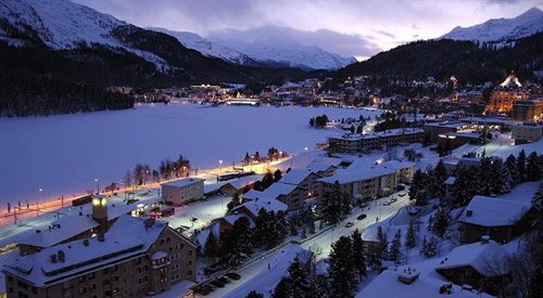 St. Moritz w Szwajcarii, w Gryzonii, jest jednym z najbardziej znanych na świecie kurortów narciarskich