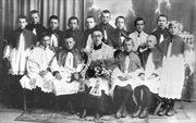 Wadowice po 1930. Katecheta ks. Kazimierz Figlewicz z ministrantami. W pierwszym rzędzie siedzi Karol Wojtyła 