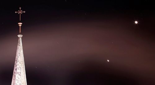 Planeta Wenus (wyżej z prawej) widoczna staje się tuż po zachodzie słońca
