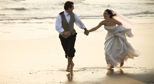 W Polsce można już brać śluby w amerykańskim stylu - na statku, na plaży albo w górach. Młodzi coraz chętniej z tego korzystają i rezygnują z tradycyjnych wesel
