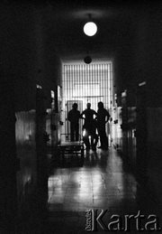 Internowani działacze opozycji stoją w zaciemnionym korytarzu więzienia w Białołęce, 1982.
