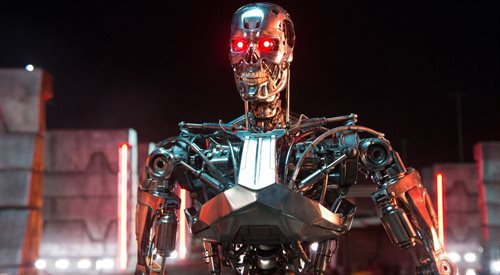 Kadr z filmu Terminator: Genisys.  To piąta część kultowej serii z Arnoldem Schwarzeneggerem w tytułowej roli