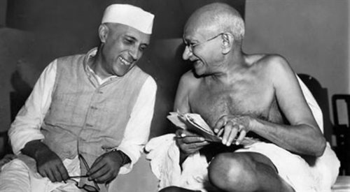Jawaharlal Nehru i Mahatma Gandhi w 1946 roku fot. Wikimedia Commons.
