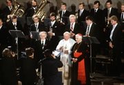 Papież Jan Paweł II i kardynał Joseph Ratzinger pozują dla fotografów z członkami monachijskiej orkiestry. Niemcy, 19.11.1980