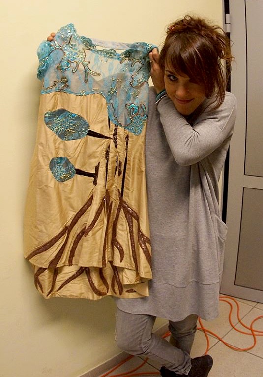 ZAZ prezentuje sukienkę, którą przeznaczyła na Trójkową aukcję 