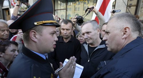 Mikoła Statkiewicz spisywany na demonstracji przez milicję. Zdjęcie z 10 września 2015