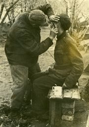 Obóz formującej się Armii Andersa, wizyta u obozowego fryzjera. Tockoje, ZSRR, 1941