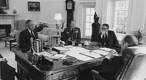 Spotkanie Prezydenta Geralda Forda w Gabinecie Owalnym z doradcą ds. bezpieczeństwa Brentem Scowcroftem, ambasadorem Stanów Zjednoczonych w Wietnamie Grahamem Martinem, Szefem Sztabu Generalnego Armii Fryderykiem Weyandem i Sekretarzem Stanu Henrym A. Kissingerem (25.03.1975), źr. Archiwum Narodowe USA, Wikipediadp
