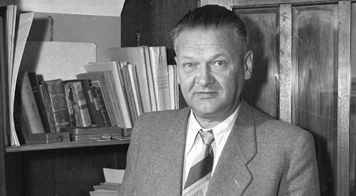 Władysław Broniewski w swoim mieszkaniu w Alei Róż. Warszawa 1950