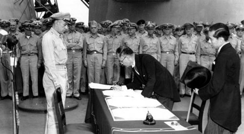 Japoński minister spraw zagranicznych Mamoru Shigemitsu podpisuje akt bezwarunkowej kapitulacji (2 września 1945), źr. Army Signal Corps, Wikipediadp