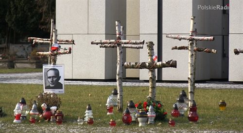 Kadr z filmu portalu PolskieRadio24.pl przedstawiający symboliczne krzyże ofiar mordów pochowanych na Kwaterze na Łączce