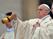 Papież Franciszek okadza relikwie Jana Pawła II i Jana XXIII podczas mszy św. Na placu św. Piotra w Watykanie