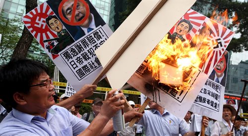 Koreańczycy palą podobizny Shinzo Abe podczas obchodów 70 rocznicy odzyskania niepodległości przez Koreę Południową.