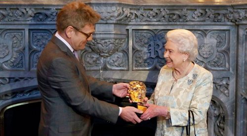 Królowa Elżbieta II odbiera honorową nagrodę BAFTA z rąk aktora sir Kennetha Branagha.