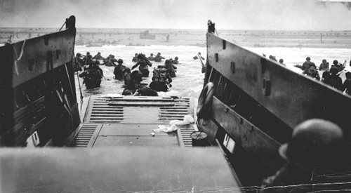 Amerykańskie oddziały desantowe lądują na plaży Omaha w dniu 6 czerwca 1944 roku